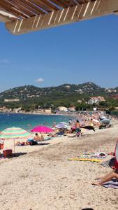 T2 avec terrasse fermée aperçu mer calme colline proche plages Almanarre