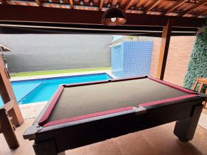 Casa com mesa de bilhar no Guarujá