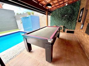 Casa com mesa de bilhar no Guarujá