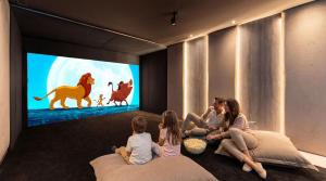 VACATION MARBELLA I Villa Hanami, Private Infinity Edge-Pool, Gym, Movie Theater, Close to Golfs and Beaches