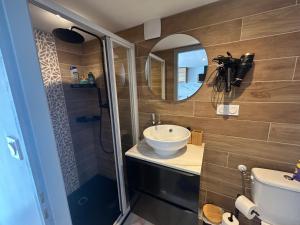 Studio aux pieds des stations, vélos, motos et rando