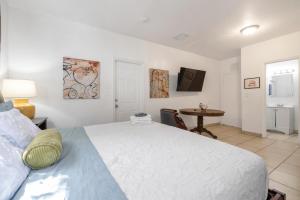 Private Rooms at Miami, Buena Vista with Parking