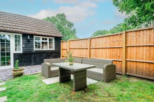 New Forest Cottage with Hot Tub, Fireplace and Private Garden