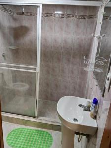 Remodelado apartamento con balcon a 50 mts de playa principal