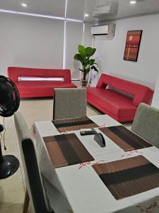 Remodelado apartamento con balcon a 50 mts de playa principal