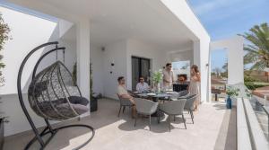 VACATION MARBELLA I Villa Marbesa White Pearl, Two Private Pools, 3min walk to the Beach, Fastest WiFi, Built in 2024