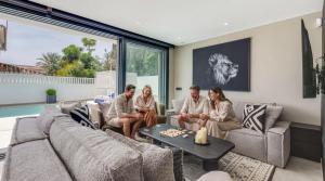 VACATION MARBELLA I Villa Marbesa White Pearl, Two Private Pools, 3min walk to the Beach, Fastest WiFi, Built in 2024