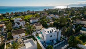 VACATION MARBELLA I Villa Marbesa White Pearl, Two Private Pools, 3min walk to the Beach, Fastest WiFi, Built in 2024
