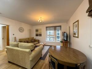 Holyrood Apartment with parking & lift access