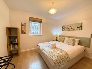 Holyrood Apartment with parking & lift access
