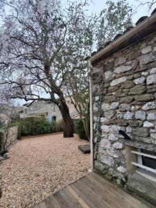 Maison provençale, jardin arboré proche Grignan 4-6 pers, 2 chambres