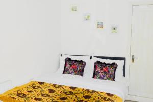 Stylish Central MK Entire Place Walk to Train Station Business Ready Self Check-in Free Parking