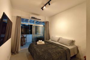 Apartamento com Vista Lateral para o Mar e Cristo, com Sauna Privativa na Varanda, Split e Lava e Seca