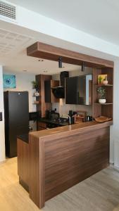 Modern Smart Home with Office, Pool, Gym and Fast WiFi - 10 min to Airport