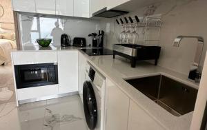 Sunny Copacabana Seaview Apartment
