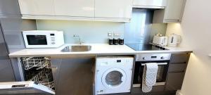 Stylish 2 Bedroom Flat near Chelmsford Station, with Free Parking, Sleeps 4