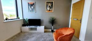 Stylish 2 Bedroom Flat near Chelmsford Station, with Free Parking, Sleeps 4