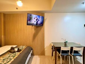 Budget-Stay Across NAIA Terminal 3 with 500mbps WIFI and free Netflix access