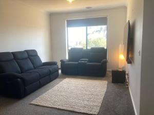 Spacious Private 4BR Upper Floor Sleeps 8 Spa Free parking