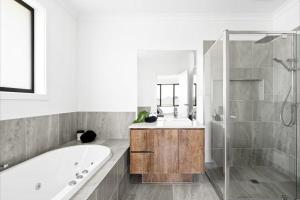 Spacious Private 4BR Upper Floor Sleeps 8 Spa Free parking