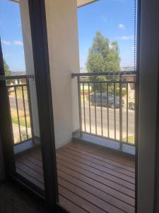 Spacious Private 4BR Upper Floor Sleeps 8 Spa Free parking