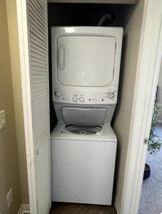 Spacious 1B 1B Pool View Loft Apartment in Marina Del Rey