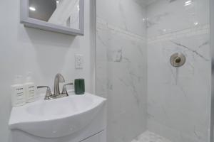 Sojourn Studio Cosmopolitan Pad 5 Min from Metro