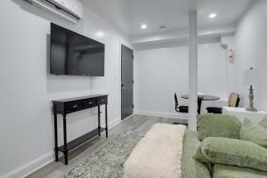 Sojourn Studio Cosmopolitan Pad 5 Min from Metro