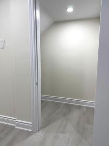 Modern 2BR Suite Private Entrance Parking New