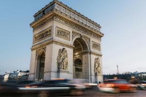 Modern Studio Apartment Champs Élysées Stars