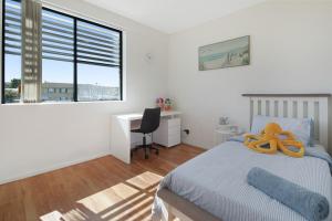 Modern Family Seaside Escape just a Stroll to the Water