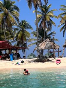 Cabaña compartida en las islas de Guna Yala comidas incluidas