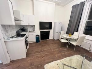Iconic One Bed Apartment in Chiswick