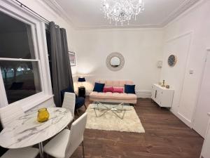 Iconic One Bed Apartment in Chiswick