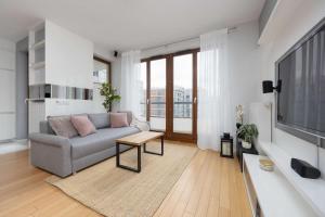 Big Family Apartment for 8 People with Garage and Balcony by Noclegi Renters