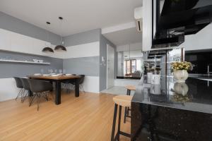 Big Family Apartment for 8 People with Garage and Balcony by Noclegi Renters