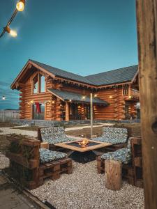 Sparrows Nest Spacious Mountain Chalet with Hot Tub and Panoramic Views