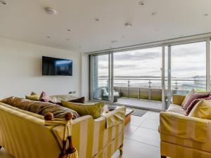 2 Bed in Tenby 85725