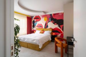 Pop Art Duplex 2 Beds, 2 Baths, City Centre