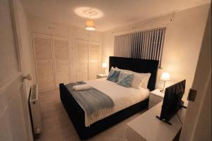 3 Bedroom Homely House,Sleeps 8 Guests Comfortably with 5 King and Double Beds,Glasgow,Free Street Parking, Business Travellers, Contractors,Holiday Goers,NearMajor Transport Links in Glasgow,City Centre ,Perfect for Common Wealth Games 2026