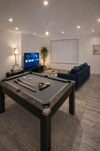 3 Bedroom Homely House,Sleeps 8 Guests Comfortably with 5 King and Double Beds,Glasgow,Free Street Parking, Business Travellers, Contractors,Holiday Goers,NearMajor Transport Links in Glasgow,City Centre ,Perfect for Common Wealth Games 2026