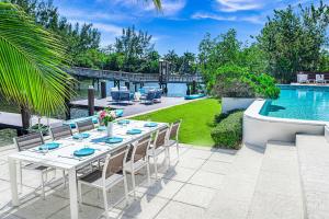 Waterfront Masterpiece Villa Grand Heated Pool Seabreeze Key