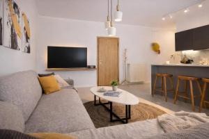 Luxury 60sqm Apartment with Balcony & Easy Parking, 10min from Center