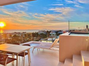 Penthouse with private pool and unlimited Sea View