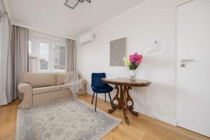 Cozy Apartment with View of the Palace of Culture and Science by Noclegi Renters