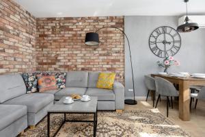 Spacious Apartments in Warsaw Center with Air Conditioning and Desks by Noclegi Renters