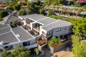 Stylish Modern Living with City and Mountain Views