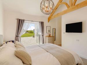 3 Bed in Sinns Common 88102