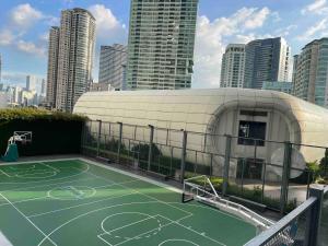Cool 1BR Acqua Livingstone Netflix Pool and Gym