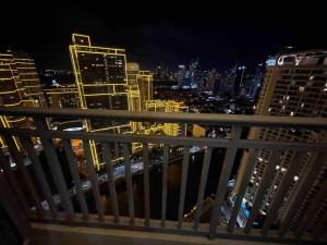 Cool 1BR Acqua Livingstone Netflix Pool and Gym